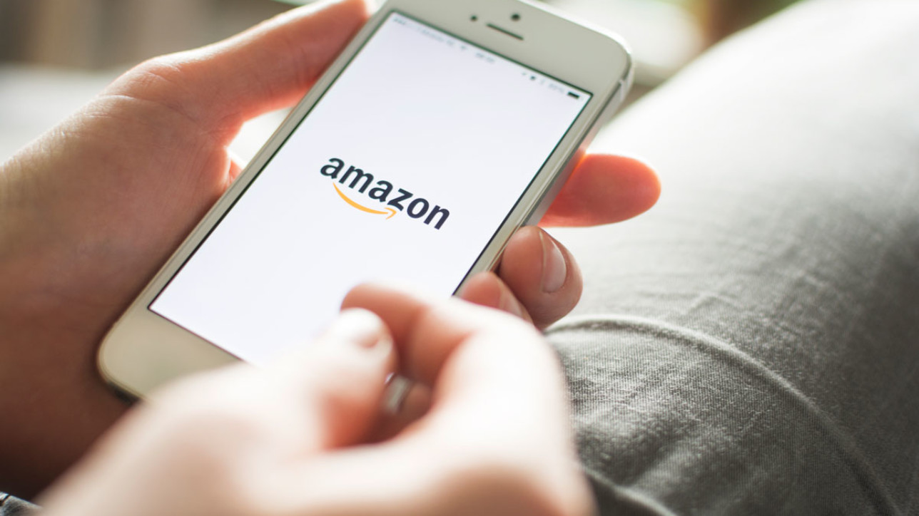 Amazon reparte sus pedidos desde carpas industriales.