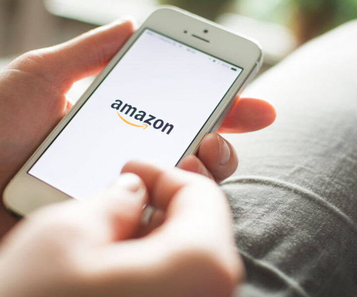Amazon reparte sus pedidos desde carpas industriales.